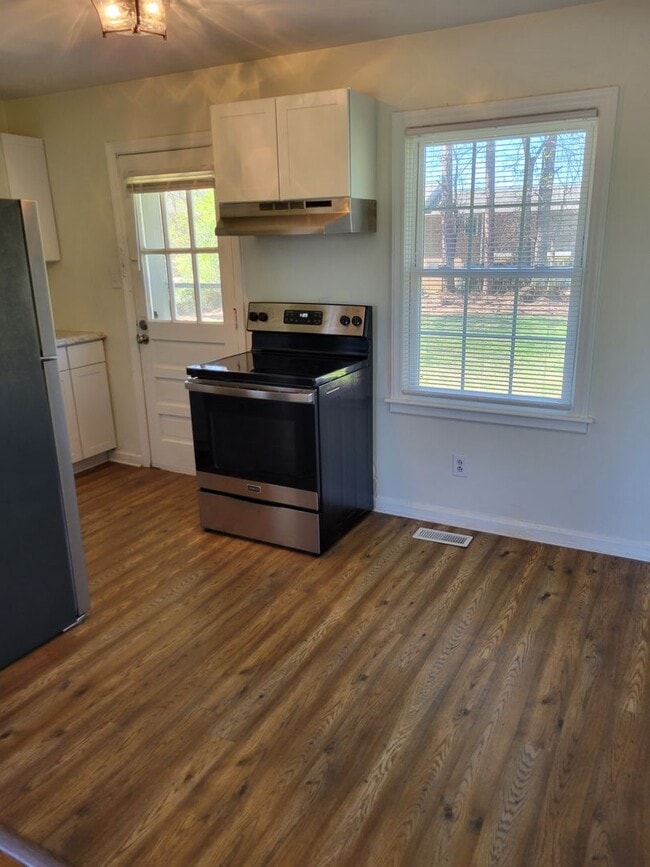 Building Photo - Charming 2br 1ba Home! Available Now!