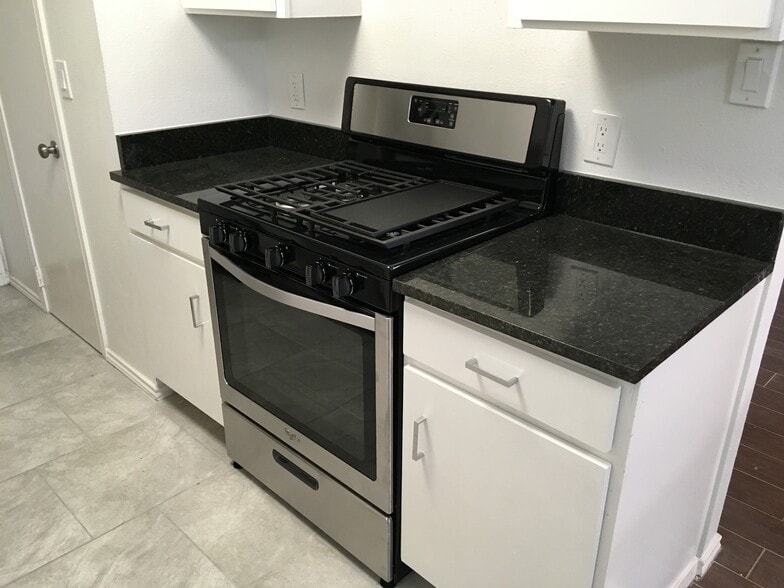 Gas Range - 8604 Willowick Drive