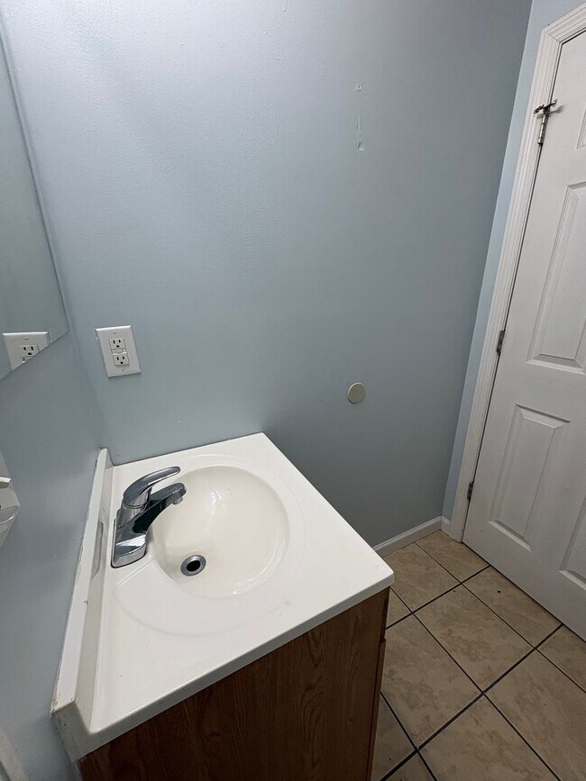 Building Photo - 2 bedroom 2 Bath Apartment