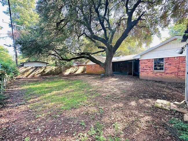 Building Photo - 2046 Shadywood Ln