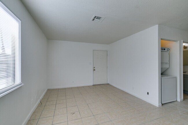 Building Photo - 6987 Mendon Ln