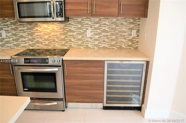 Building Photo - 6930 NW 106th Ave