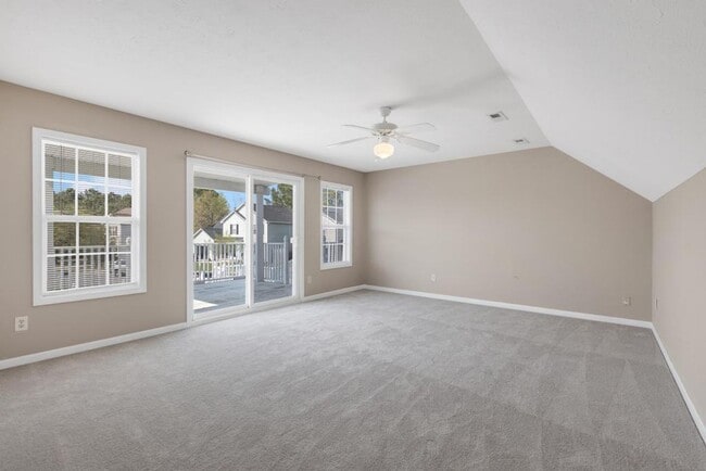 Building Photo - City Convenience with all Schools inside n...