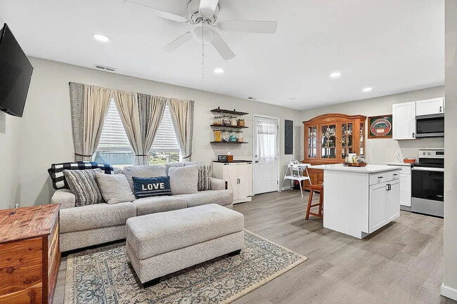 Building Photo - Like-New 2024 Townhome with Mountain Views, Garage & Backyard