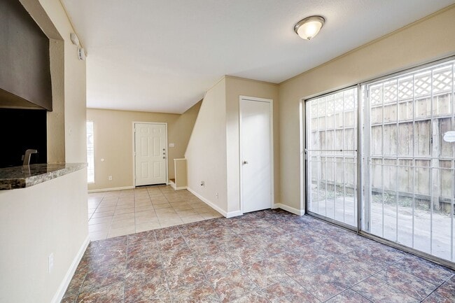 Building Photo - Spring Branch Townhome