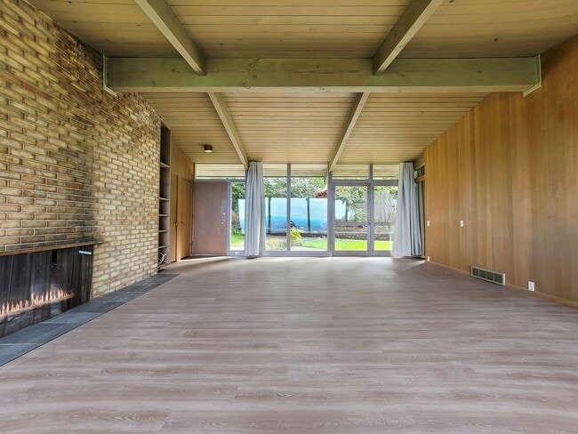 Building Photo - Vintage architectural home looking over Seattle and Bellevue metropolitan skyline.