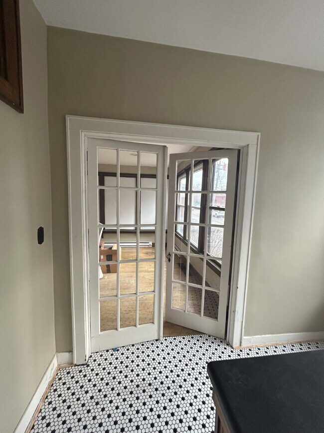 Building Photo - Studio apartment available September 1st i...