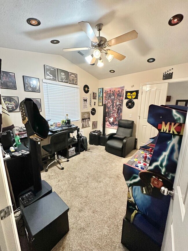 Building Photo - Charming 3 Bed, 2 Bath Home!