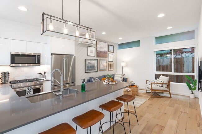 Building Photo - 628 10th Ave E