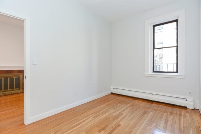 Building Photo - 922 Beacon St