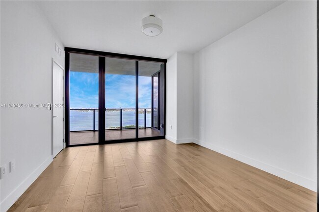 Building Photo - 700 NE 24th St