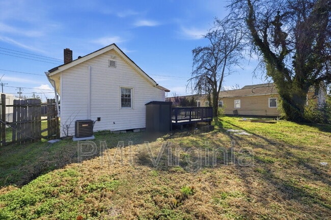 Building Photo - 402 Heffelfinger St