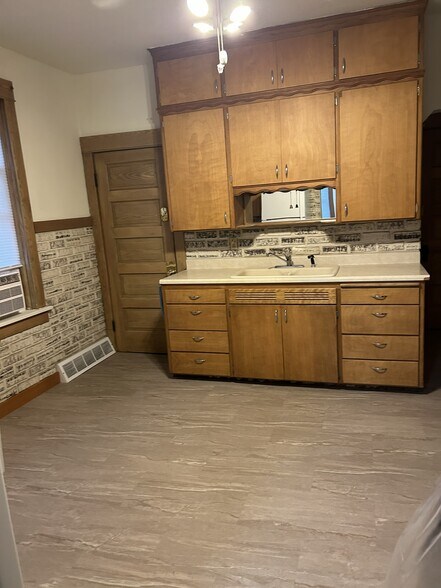 Building Photo - 2060 Summit Ave