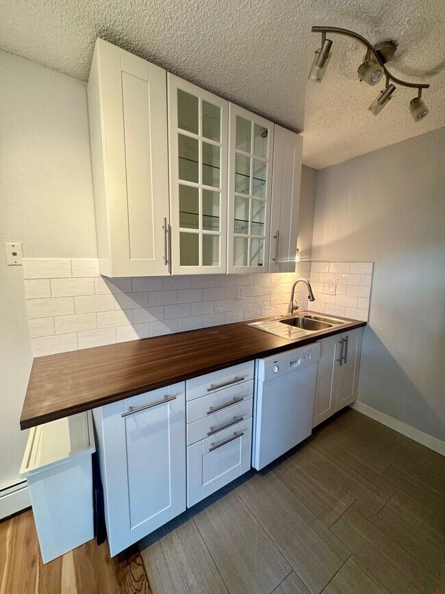 Building Photo - Cozy 1 Bedroom / 1 Bath Condo/DECEMBER MOVE IN SPECIAL