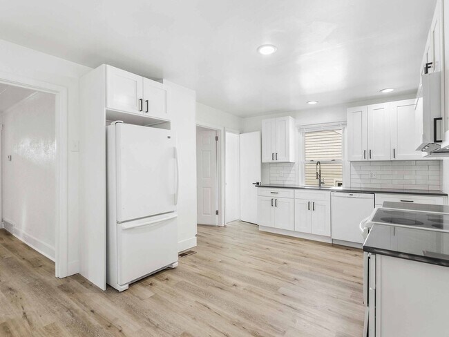 Building Photo - AVAILABLE OCT 1st! Don't miss this RENOVATED 2 bedroom in Penn Hills!