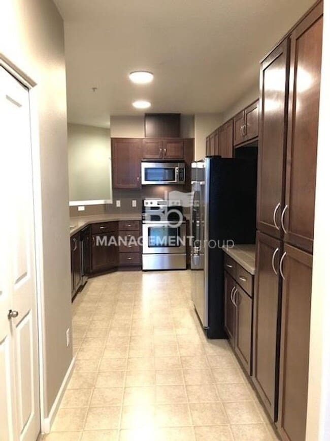 Building Photo - Light & Bright Timberland Condo in NW Portland MUST SEE!!! Garage Included