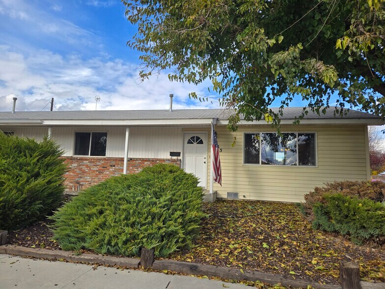 Building Photo - 935 Center Ave