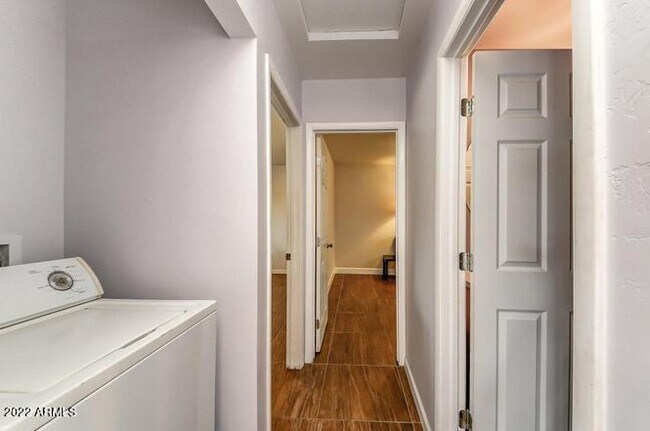 Building Photo - 137 E Fremont Dr