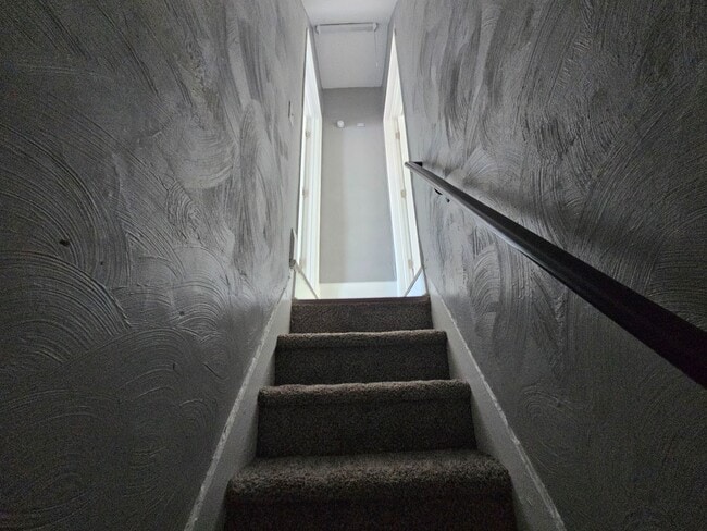 Building Photo - Newly updated 2 bedroom 1 bath apartment f...
