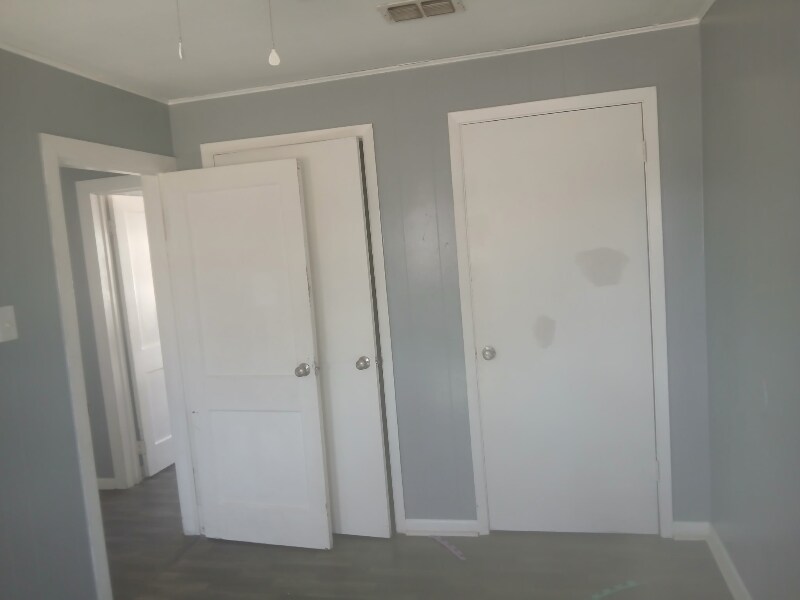 Building Photo - 106 S Davis St