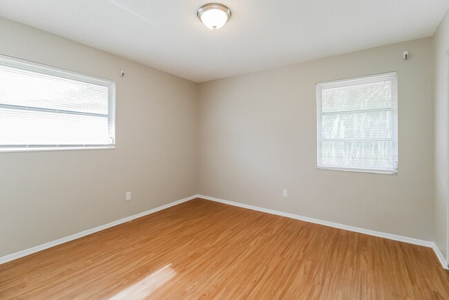 Building Photo - 323 SE 47th St