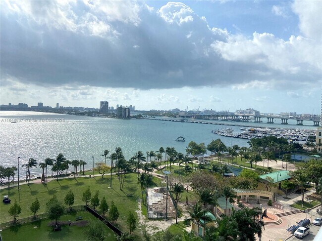 Building Photo - 1800 N Bayshore Dr
