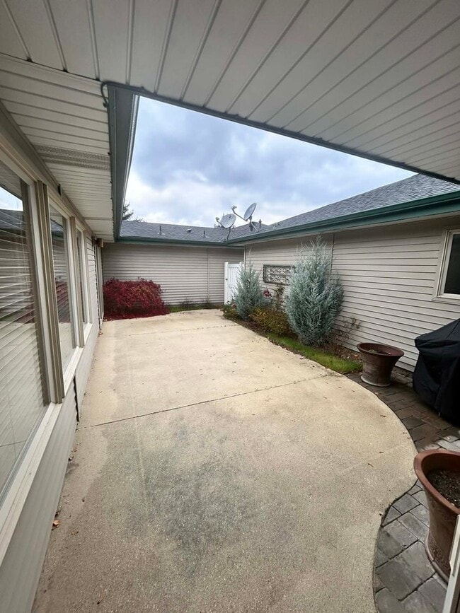 Building Photo - Spacious Duplex with 3-Car Garage & Private Patio!