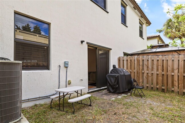 Building Photo - 1434 SW 54 Ave