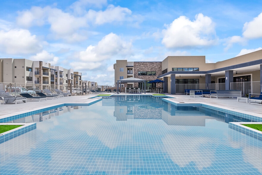 Marq Bronco Butte resort-style swimming pool with tanning ledges - Marq Bronco Butte