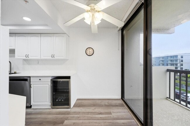 Building Photo - 400 Island Way