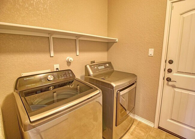 Building Photo - Large 4/3/2 Home in West Village at Creekside!