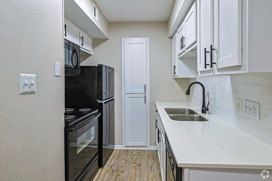 1BR, 1BA - 450SF - Kitchen - Summit at Hyde Park