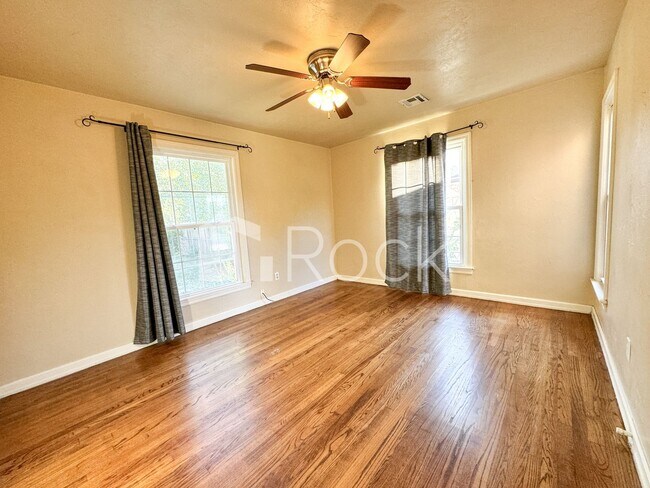 Building Photo - 2 Bedrooms plus Bonus Room near Mayfair Area in NW OKC