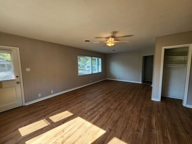 Building Photo - Charming Large 3 Bedroom Home in a Great N...