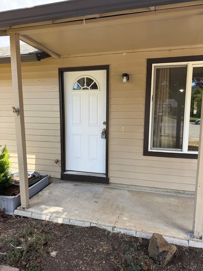 Building Photo - 3 bedroom 2 bath house in Thurston!