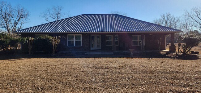 Building Photo - Beautiful 3BR/2BA Home with Oversized Garage on 1 Acre in a Peaceful Country Setting