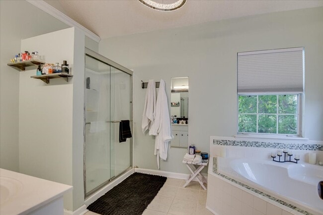 Building Photo - 4 bedroom 2.5 bath home on the water with ...
