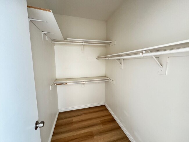 Building Photo - Gorgeous Remodeled 3+2 - $3000