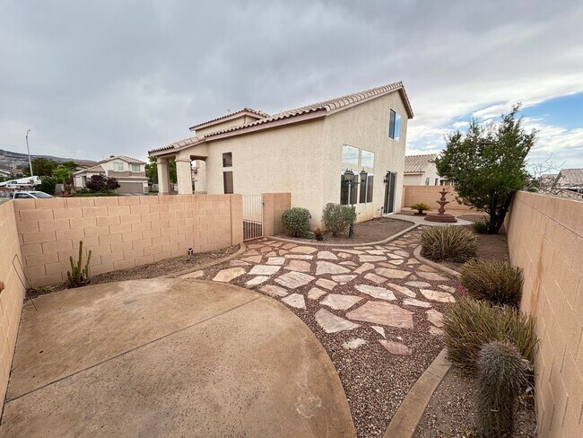 Building Photo - Modern 3Bed/3Bath Two Story Home located i...