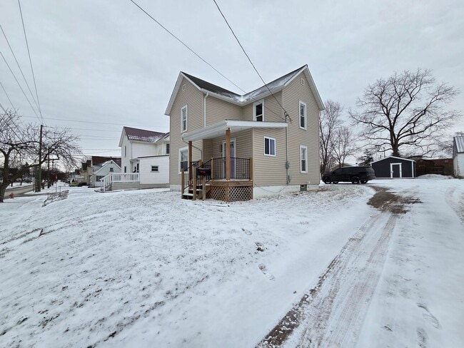 Building Photo - 2 bedroom Single Family