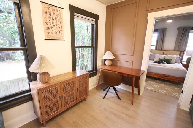 Building Photo - 102 W Emma St