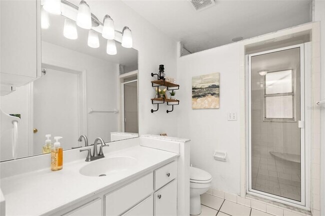 Building Photo - 2551 Lakeview Dr