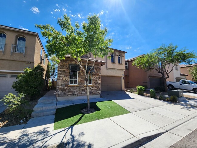 Building Photo - Stunning 4 Bed 3 Bath 2 Story Home with Loft