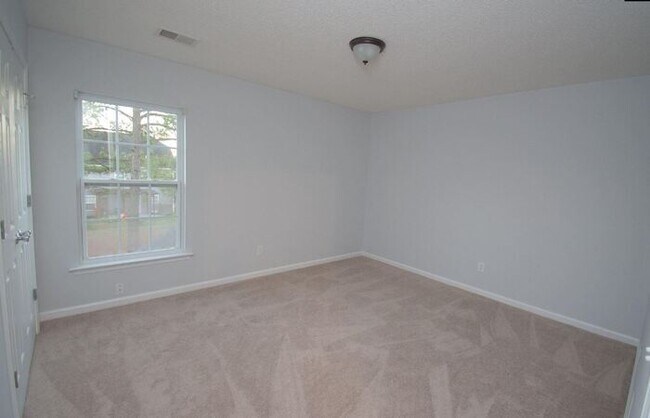Building Photo - Large 3 bedroom 2 living room house w comm Pool!