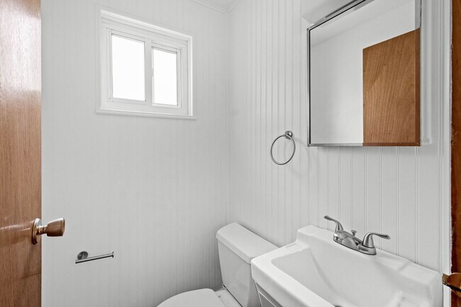 Building Photo - AVAILABLE JULY 1ST! UPDATED 3-bedroom!!