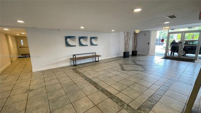 Building Photo - 2821 N Miami Beach Blvd
