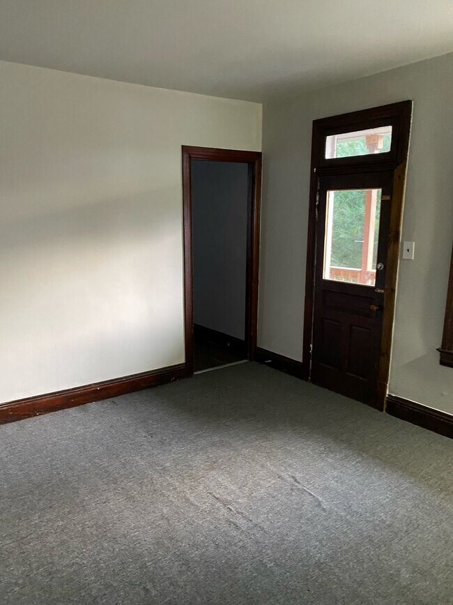 Building Photo - 664 Linden Ave