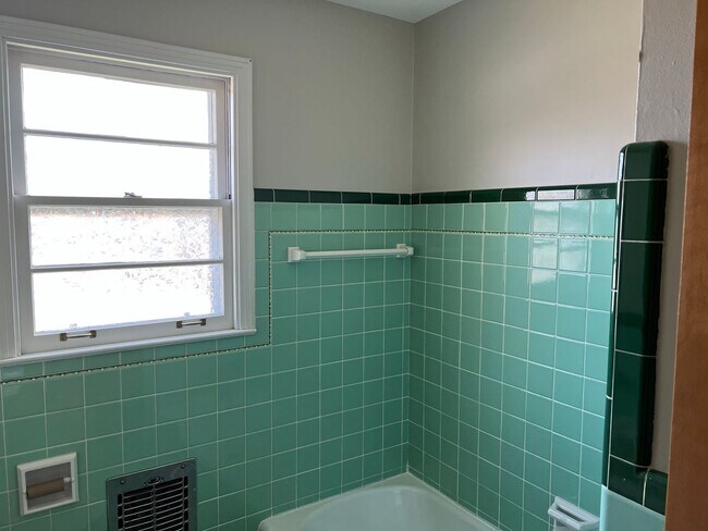 Building Photo - 2411 Chapman Dr