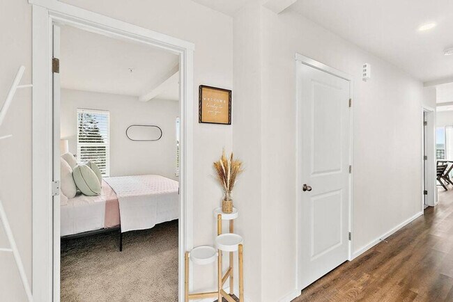 Building Photo - 704 E Wright Ave