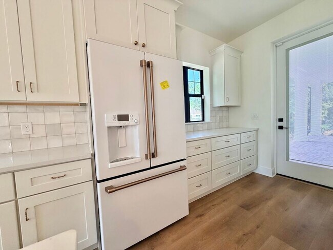 Building Photo - Brand New Custom 5/3.5 Home Steps from Downtown Winter Garden!